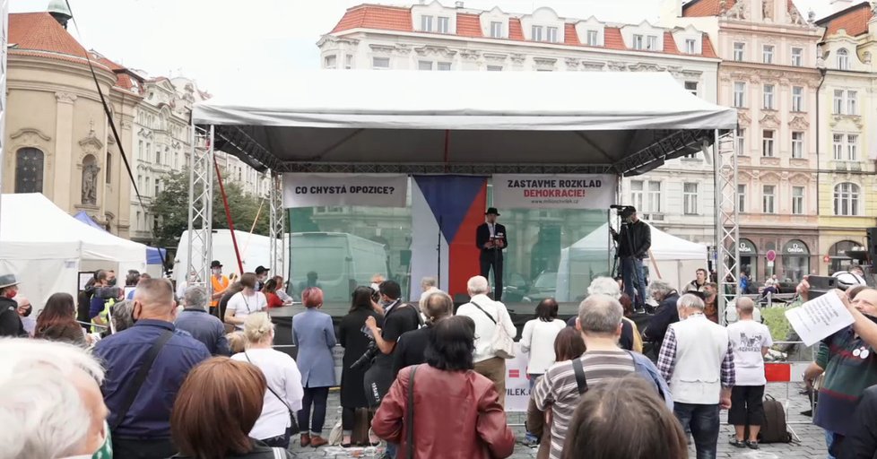 Lékař Michal Šotola hovoří k demonstrantům na Staroměstském náměstí na protestu proti vládě Andreje Babiše (9. 6. 2020).