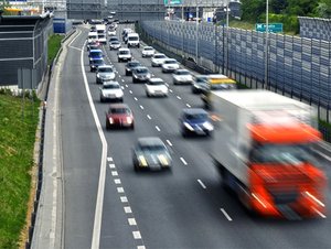 Kdy zpátky do pravého pruhu? Za překročení nepsaného limitu hrozí pokuta 5000 Kč