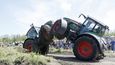 souboj traktorů připomíná zápasící brouky