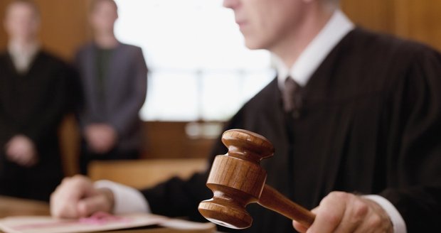 Mladá Češka (23) před skotským soudem: Vražda při sexu nebo sebeobrana?