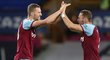 Tomáš Souček (vlevo) s Vladimírem Coufalem se mohou těšit na luxusní prémie. Pokud West Ham uspěje. Tomáš Souček (vlevo) s Vladimírem Coufalem se mohou těšit na luxusní prémie. Pokud West Ham uspěje.