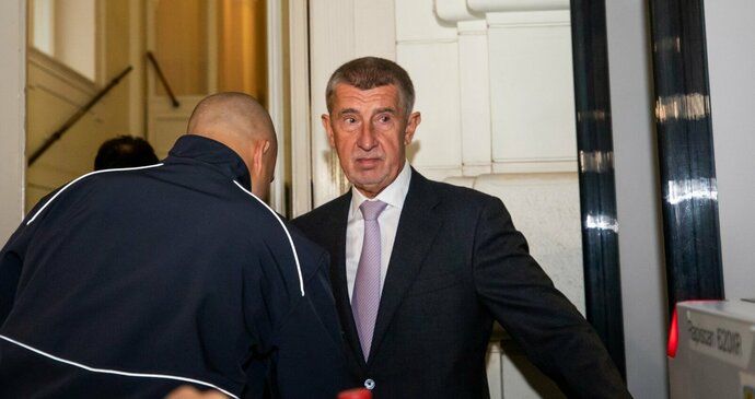 Klíčová svědkyně v kauze Čapí hnízdo nedorazila, u soudu není ani Babiš