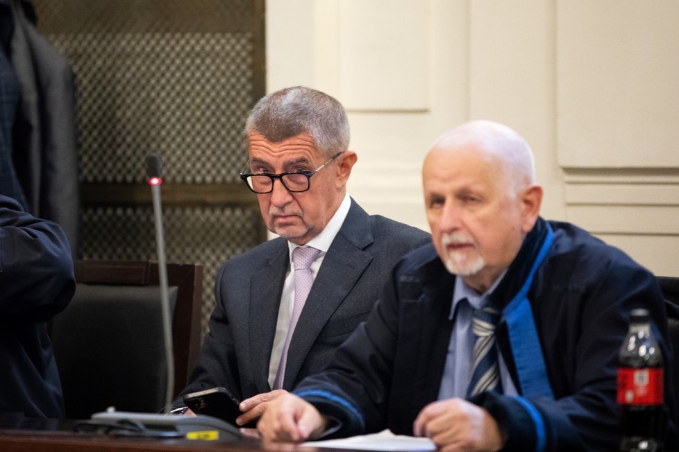 Soud s Andrejem Babišem (ANO) pokračuje, Čapí hnízdo prý byla jeho &#34;srdcová záležitost&#34;. Obžalobě čelí i jeho bývalá poradkyně Jana Nagyová (26.9.2022)
