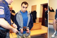 Brutální vrah taxikářky přišel k soudu v kraťasech: Odsedí si 19 let!