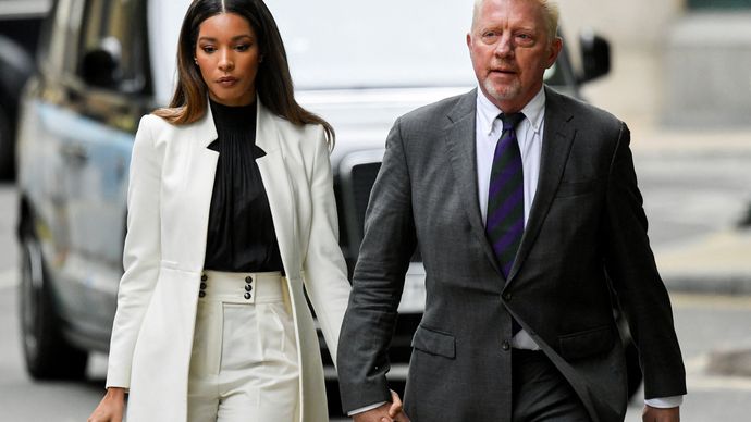 Becker přichází k soudu se svou přítelkyní Lilian