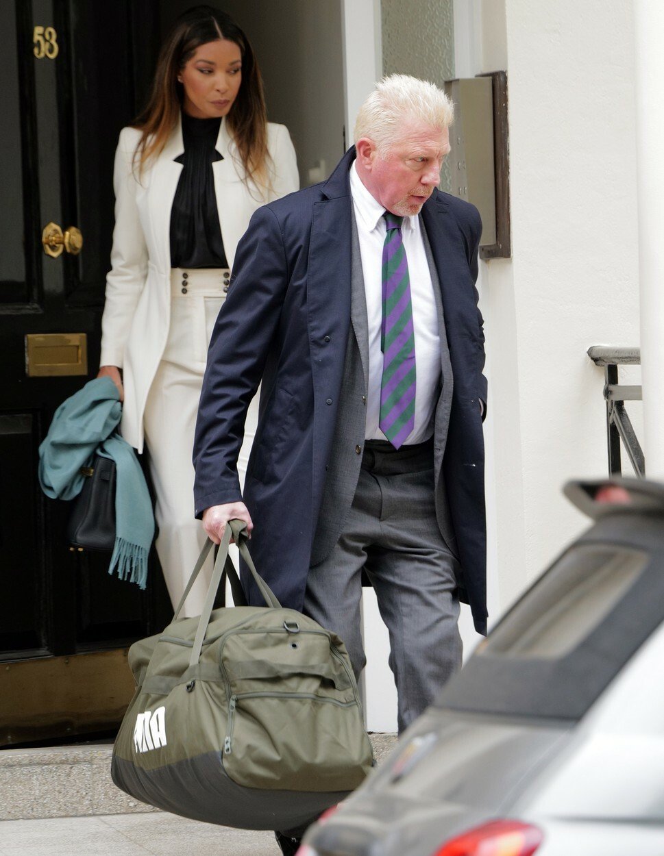 Becker při odchodu ze svého domu nesl sportovní tašku s věcmi pro pobyt ve vězení