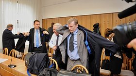 Táborský soud poslal ve středu konkurzního soudce Jiřího Berku na 8,5 roku za mříže. Spolu s ním odsoudil dalších osm lidí ze skupiny, která měla způsobit škodu 264 milionů korun.