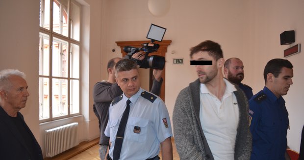 František Divoký (71, vlevo) hledí do očí muže, který ho podle jeho slov shodil ze skály. Útočníkovi Josefu K. (28) hrozí až 20 let vězení.