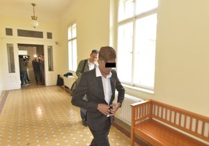 Afghánec popírá, že zdravotní sestru sexuálně obtěžoval.