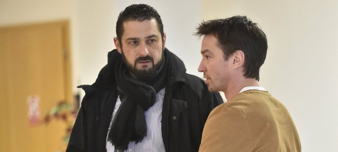 Roman Čechmánek a Petr Čajánek se baví na chodbě před soudním jednáním