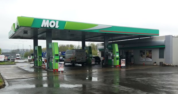 Na této benzince u dálnice D5 ve středních Čechách mladík natankoval a bez placení ujel.