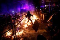 Ohnivé barikády, stovky raněných a rušené lety: Barcelona se otřásá v základech
