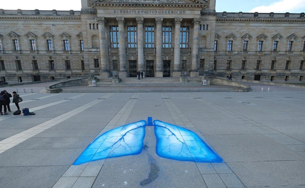 Aktivisté před německý parlament nakreslili plíce, protestovali proti dieselovým motorům.
