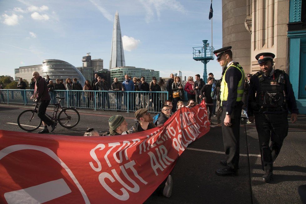 Aktivisté v Londýně v rámci protestů za čistější ovzduší zablokovali Tower Bridge.