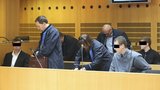 Napadení černocha v tramvaji: Soud počtvrté mladíky zprostil obžaloby. „Skandální,“ hřímá zástupkyně oběti