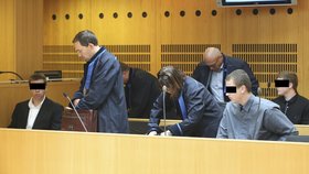 Napadení černocha v tramvaji: Soud počtvrté mladíky zprostil obžaloby. „Skandální,“ hřímá zástupkyně oběti