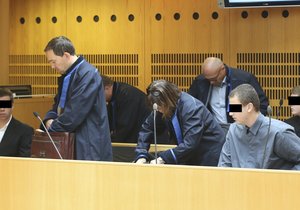 Mladíci obžalovaní z napadení černocha v pražské tramvaji stanuli před soudem.