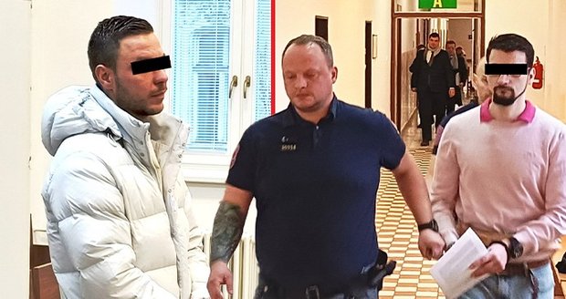 Jiří S. (vlevo) a David A. se zpovídají z brutálního mučení muže.