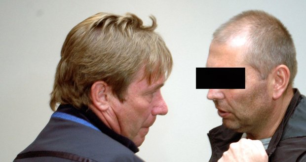 Z podvodu obžalovaný advokátní koncipient a expolicista Miloš A. (vpravo) se radí u soudu s obhájcem.