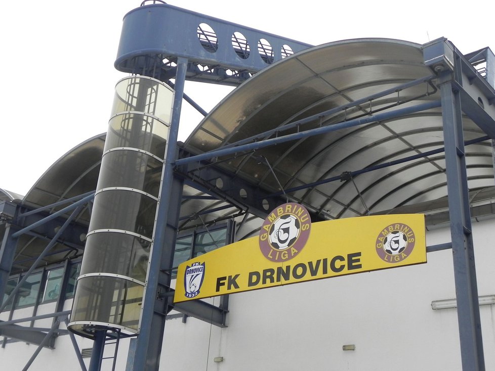 Někdejší chlouba Drnovic, fotbalový stadion, nezadržitelně chátrá. Obec nyní objekt odkoupí za 8,5 milionu.