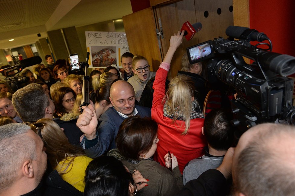 Soud o hidžáb: Ředitelka Kohoutová uspěla, studentce se omlouvat nemusí.