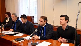 Patrik K. (vpravo) a Nikolas A. (vlevo) stanuli před soudem kvůli napadení zpěváka Michala Hrůzy