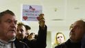 Pražský obvodní soud začal 2. listopadu projednávat žalobu bývalé studentky na školu, která jí nepovolila nosit hidžáb. Dívka se na škole domáhá omluvy.
