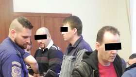 Obžalovaní (zleva ) Simon B., Michal C. a Jozef M. vyfasovali za vraždu a loupežné přepadení seniora od 18 do 23 let vězení.