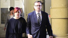 Soud v kauze Nagyová: Petr Nečas s manželkou Janou přichází před soudní síň.