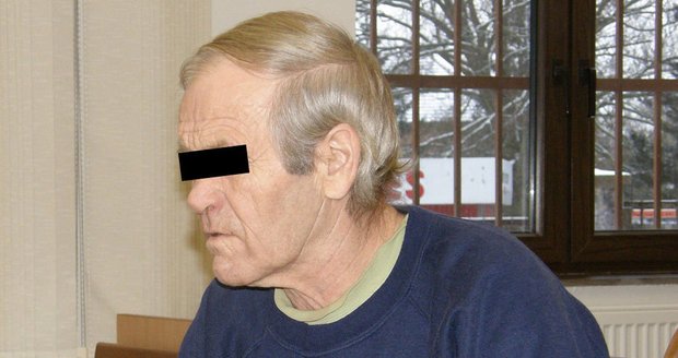 Karel Janoušek (56) dostal za vraždu bratrance 20 let. Bodl ho nožem a poté ho hodil do studny