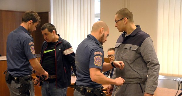Vít Pospíšil (25, vlevo) a Jiří Procházka (31) se zodpovídají z pokusu o vraždu. Za nohu připoutali jiného muže řetězem k traverze.