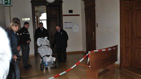 Z kanceláře soudce Jiřího Stýbla vyváží jeho tělo na vozíku.