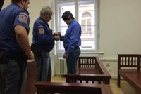 Pod vlivem drog v Praze ubodal kamaráda a další dva zranil: Chci se léčit, řekl muž u soudu