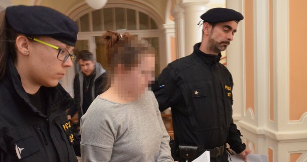 Soud poslal matku (27) z Karlových Varů do vazby: Za vraždu dcery jí hrozí 20 let vězení