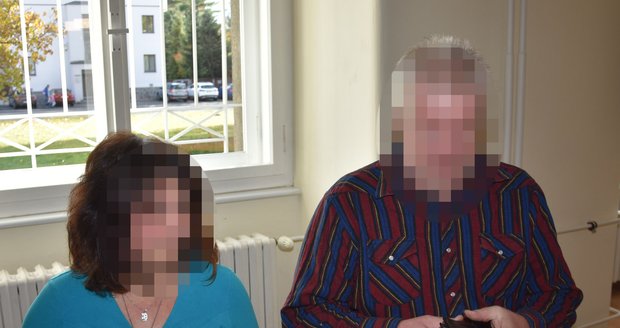 Otec (56) a jeho družka (51) u Okresního soudu v Klatovech