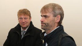 Robert Šlachta (vpravo) u soudu s expolicistou Jiřím Komárkem (vlevo). Ten nařkl policejního prezidenta Tuhého z „brutálního úniku informací“.