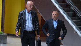 Martin Barták (vpravo) přichází k soudu se svým právníkem Josefem Monsportem.