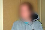 Otec, obžalovaný ze znásilnění dcery, u Krajského soudu v Plzni.