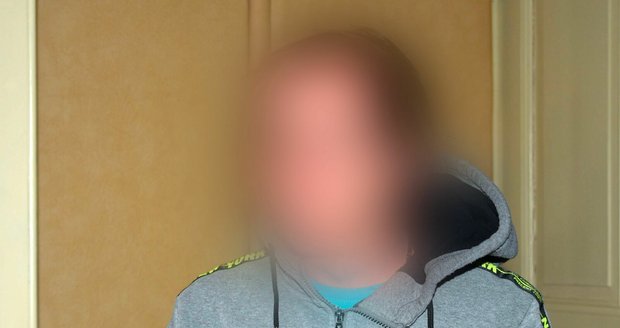 Otec, obžalovaný ze znásilnění dcery, u Krajského soudu v Plzni.