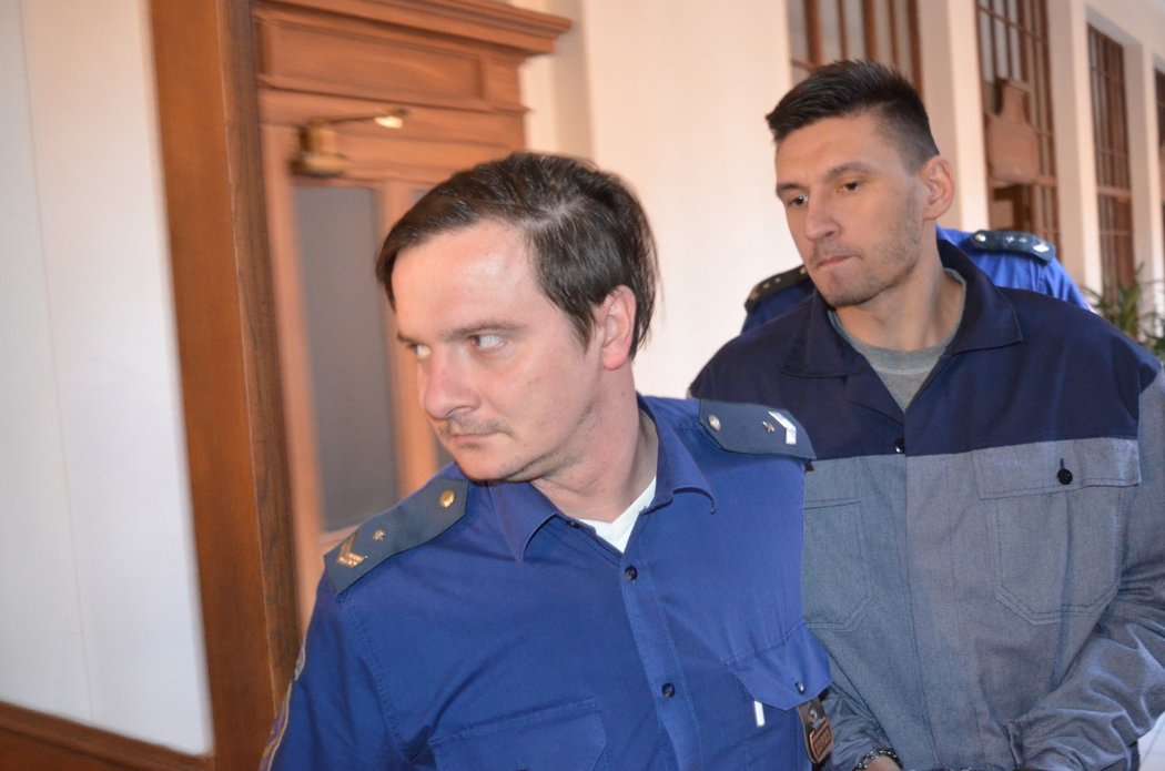 Eskorta přivádí k brněnskému soudu Radima Žondru, obžalovaného z napadení a pořezání tenistky Petry Kvitové.