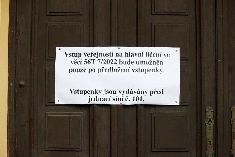 Hlavní líčení kvůli kauze Čapí hnízdo: Na soud Andreje Babiše se stála dlouhá fronta a rozdávaly se vstupenky (12.9.2022)