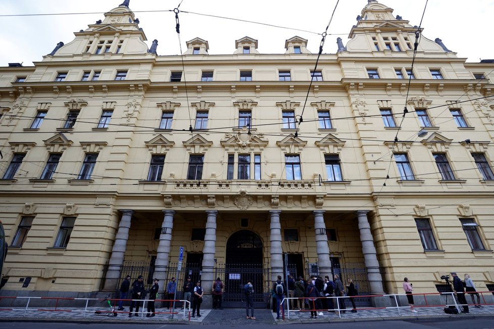 Hlavní líčení kvůli kauze Čapí hnízdo: Na soud Andreje Babiše se stála dlouhá fronta a rozdávaly se vstupenky (12.9.2022)