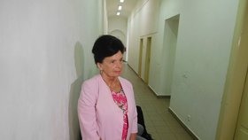 Barbora Snopková jako svědkyně u soudu, kde notář Halbich požadoval miliony po ČSSD.
