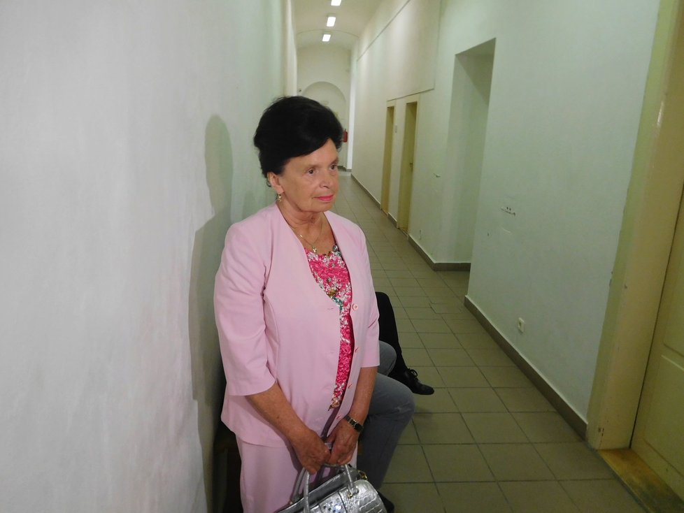Barbora Snopková jako svědkyně u soudu, kde notář Halbich požadoval miliony po ČSSD.