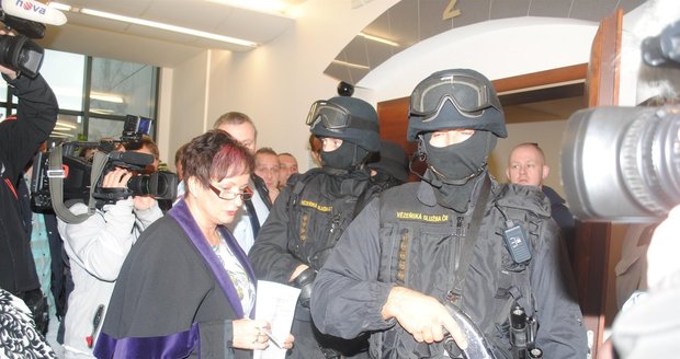 Soud s mačetovými útočníky probíhá za vyloučení veřejnosti (Ilustrační foto z předchozího soudního líčení s těmito pachateli v Nymburku)