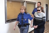 Soud s matkou-vražedkyní: Novorozenou holčičku 15krát bodla nůžkami