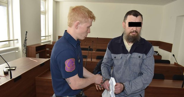 Marek S. (46) u Krajského soudu v Ostravě prohlásil, že neví, zda zabil vlastní matku (†72). Marek S. (46) u Krajského soudu v Ostravě prohlásil, že neví, zda zabil vlastní matku (†72).