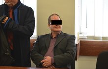 Psal si sám odměny, za firemní peníze studoval. Soud: Je to v pořádku