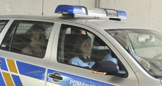 Policejní vůz přiváží Janu Nagyovou k soudu