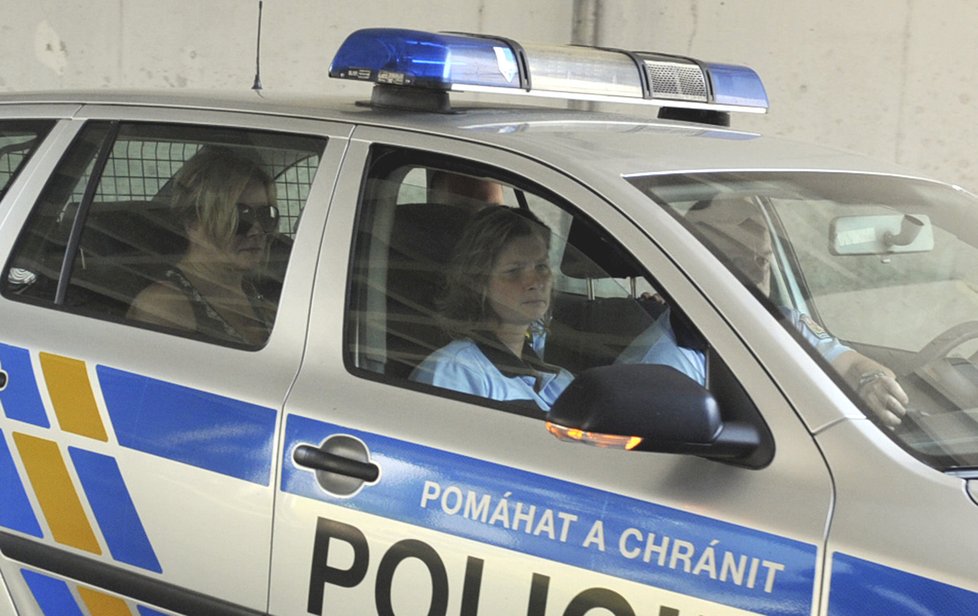 Policejní vůz přiváží Janu Nagyovou k soudu